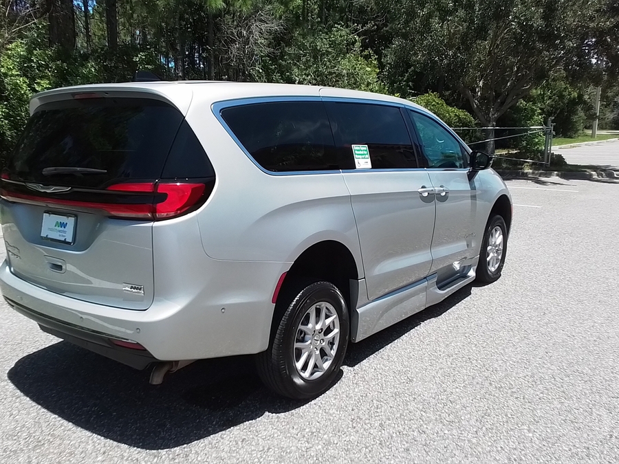 Silver Chrysler Pacifica image number 11