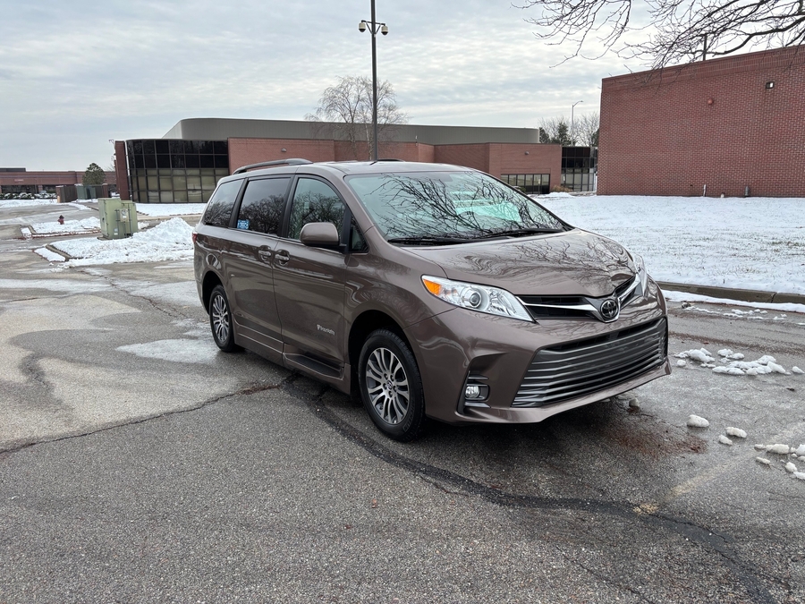 Used 2019 Toyota Sienna XLE Base - BraunAbility Side Entry Entry Fold Out Automatic Ramp