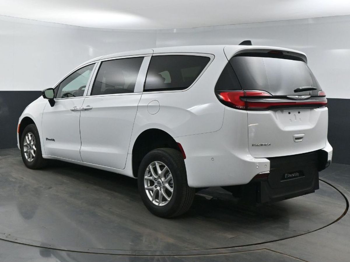 White Chrysler Pacifica image number 18