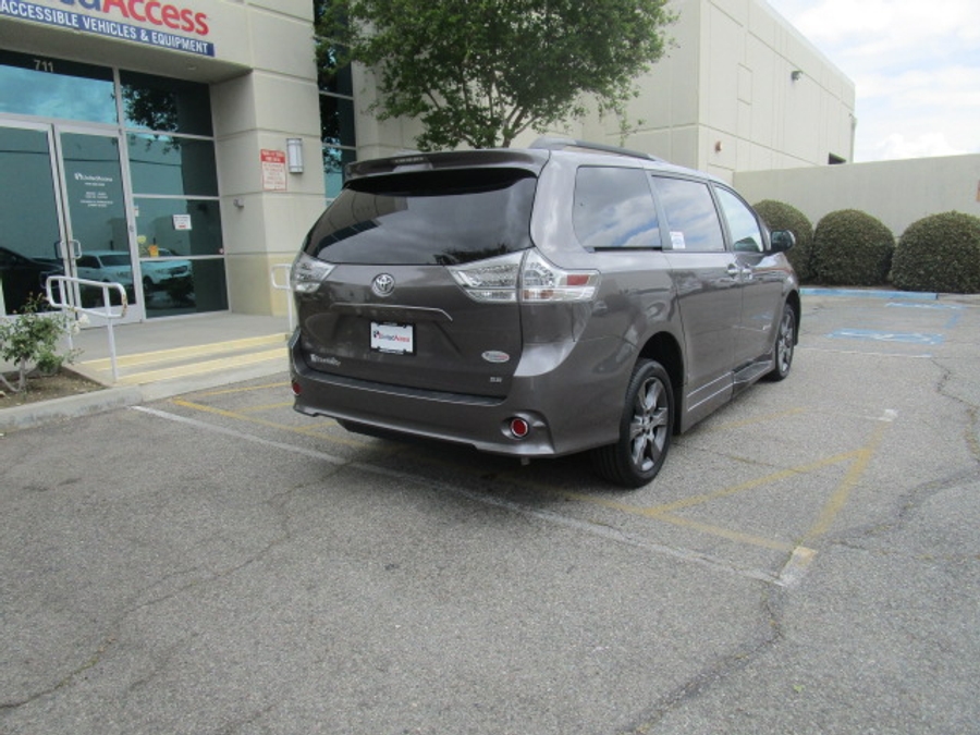 Used 2016 Toyota Sienna SE - BraunAbility Side Entry Entry Fold Out Automatic Ramp