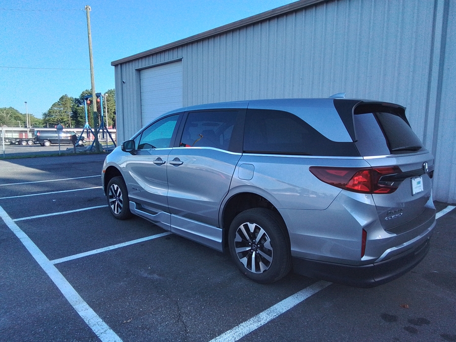 Silver Honda Odyssey image number 29