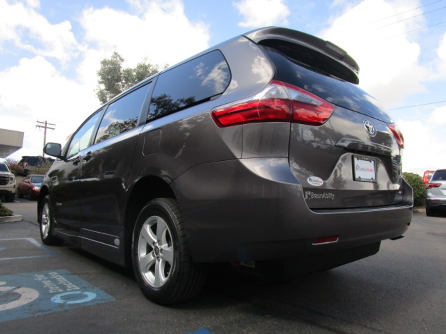Used 2020 Toyota Sienna LE - BraunAbility Side Entry Entry Fold Out Automatic Ramp
