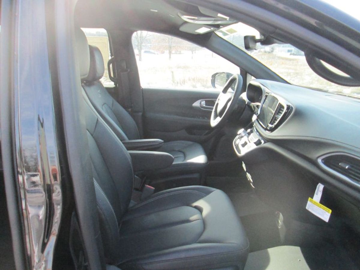 Black Chrysler Pacifica image number 10