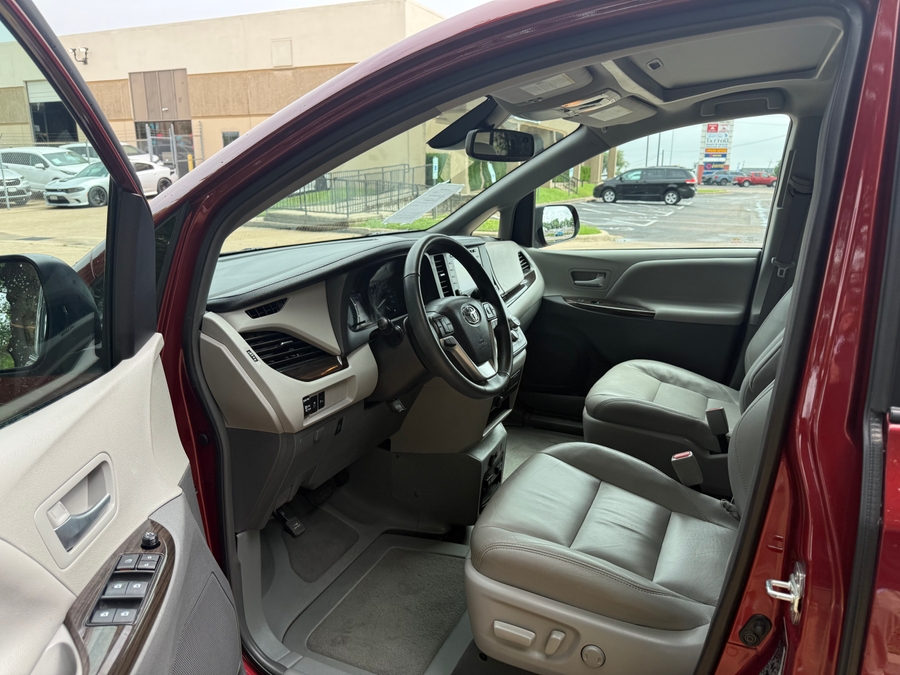 Used 2018 Toyota Sienna XLE - BraunAbility Side Entry Entry Fold Out Automatic Ramp