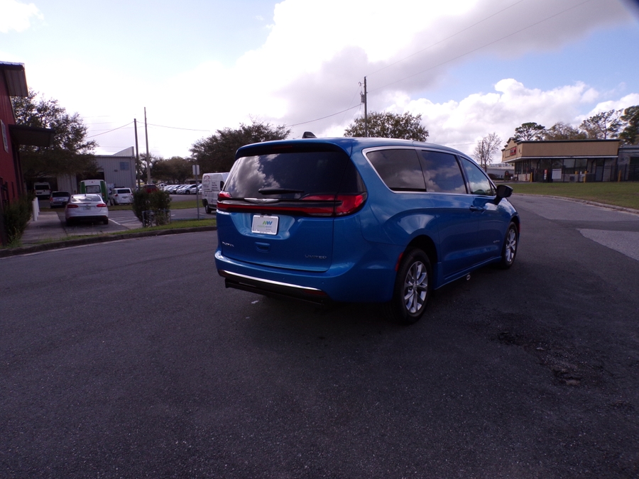 Blue Chrysler Pacifica image number 7