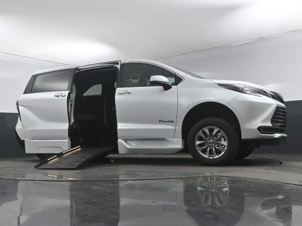 White Toyota Sienna image number 17