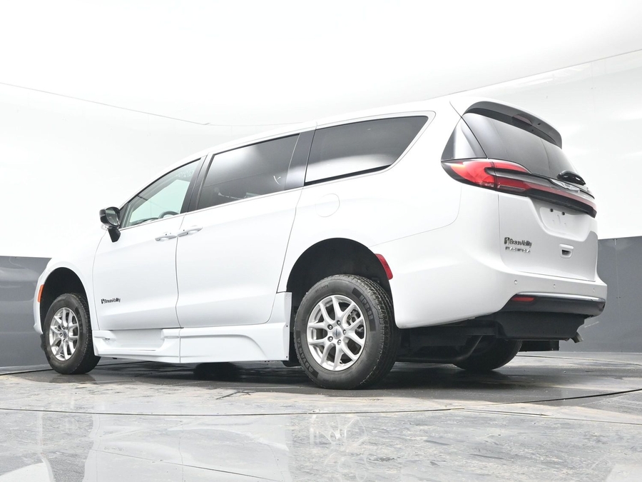 White Chrysler Pacifica image number 20