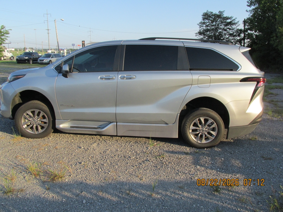 Silver Toyota Sienna image number 7