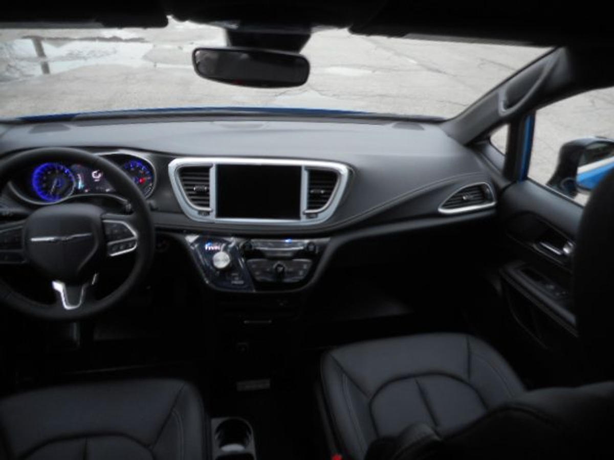 Blue Chrysler Pacifica image number 10