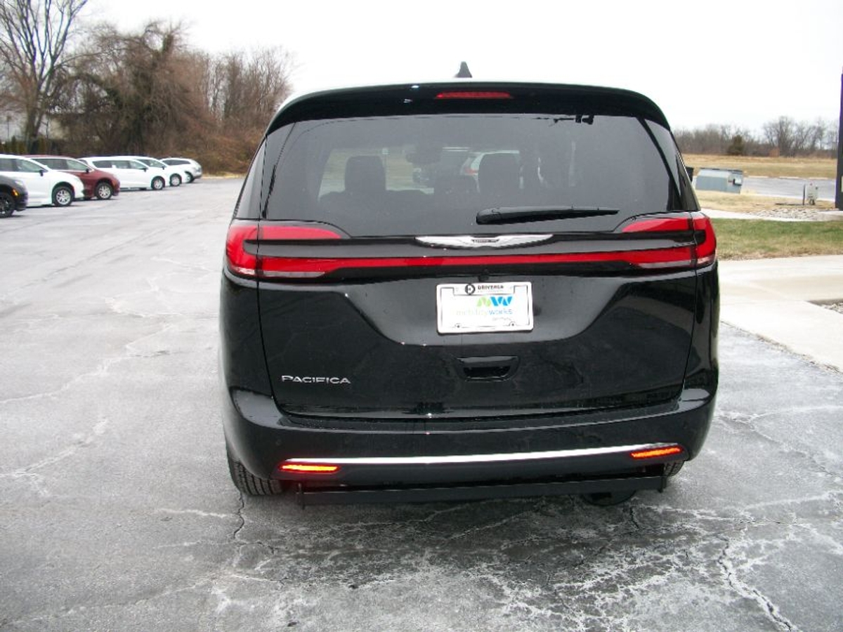 Black Chrysler Pacifica image number 8