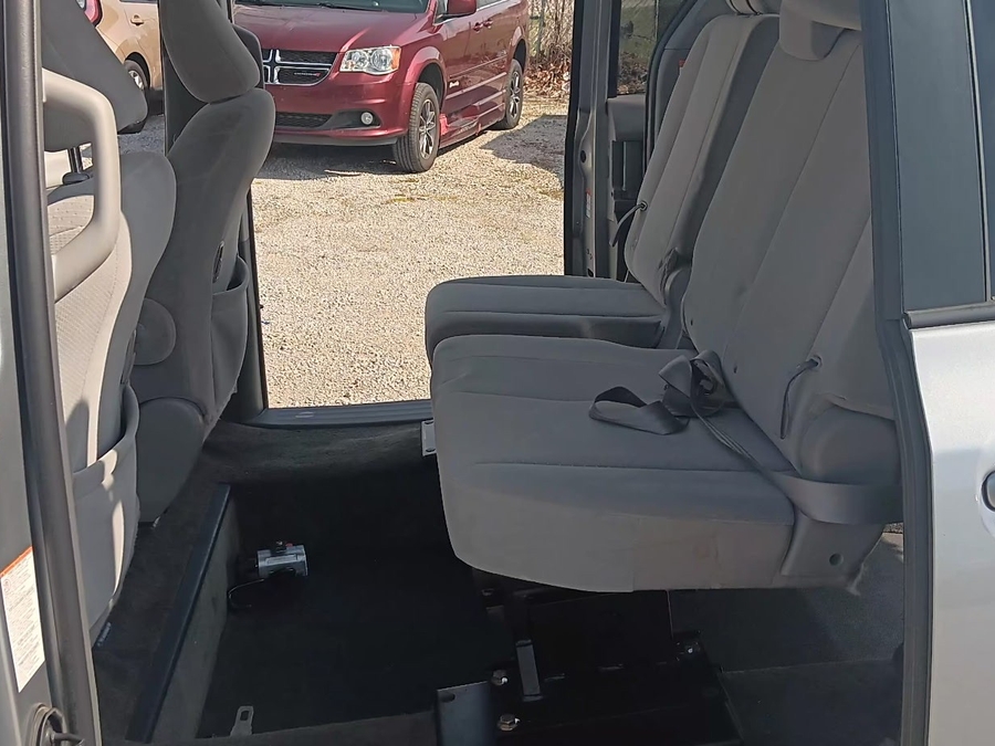 Silver Toyota Sienna image number 6