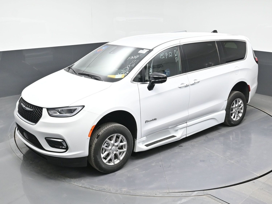 New 2025 Chrysler Pacifica Select Safety - BraunAbility Side Entry Entry Fold Out Automatic Ramp