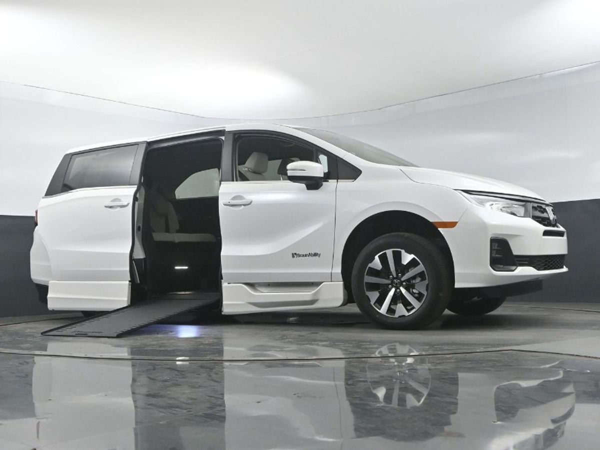 White Honda Odyssey image number 17