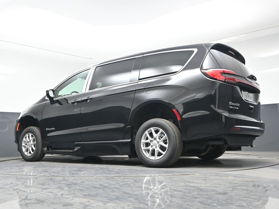 Black Chrysler Pacifica image number 17