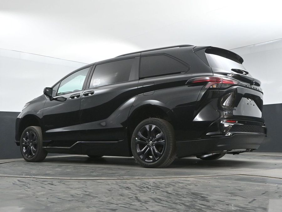 New 2025 Toyota Sienna Hybrid XSE Sport - BraunAbility Side Entry Entry In Floor Automatic Ramp