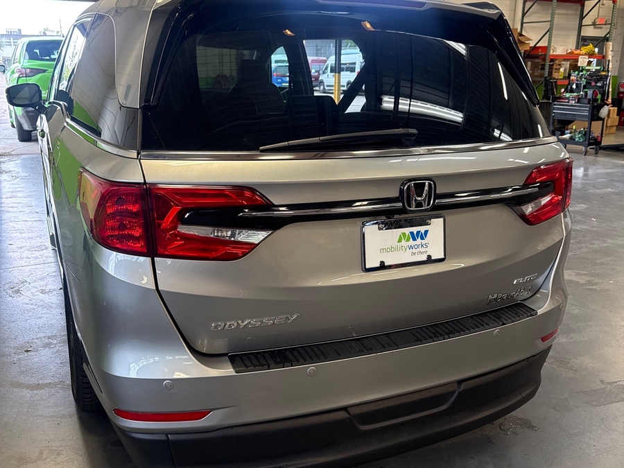 Silver Honda Odyssey image number 6