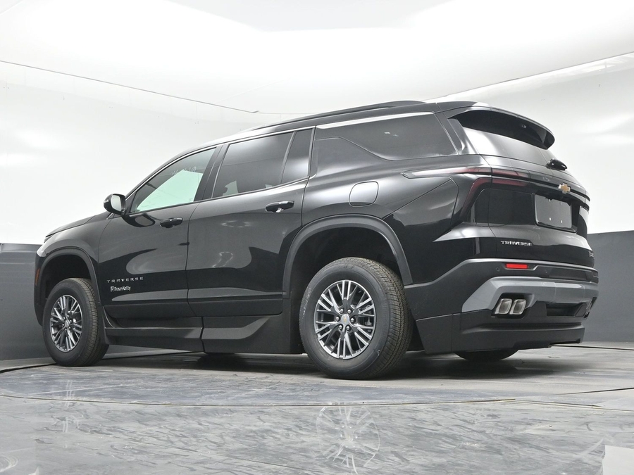 Black Chevrolet Traverse image number 18