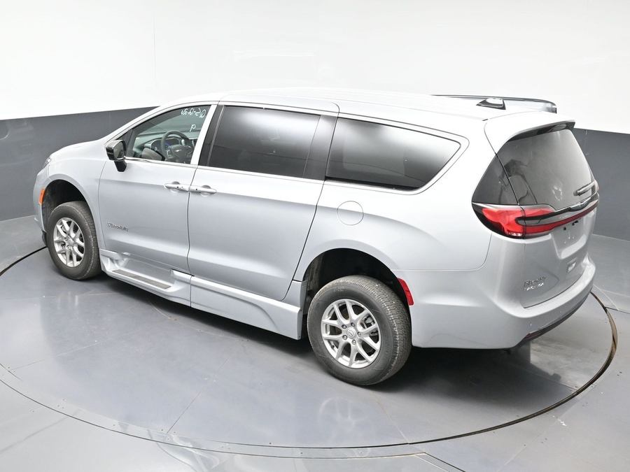 Silver Chrysler Pacifica image number 21