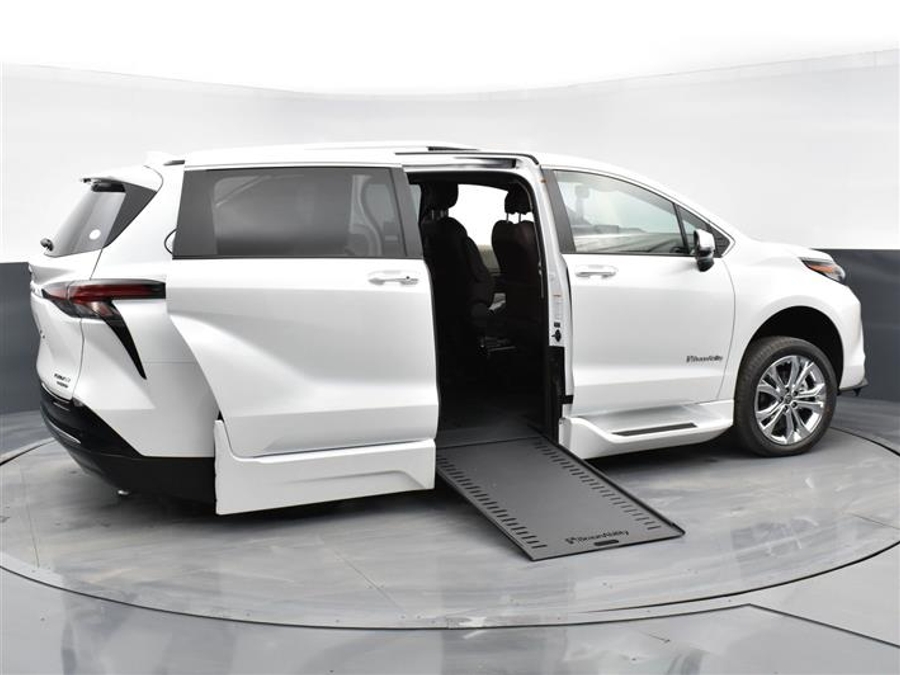 New 2025 Toyota Sienna Hybrid Platinum - BraunAbility Side Entry Entry Fold Out Automatic Ramp