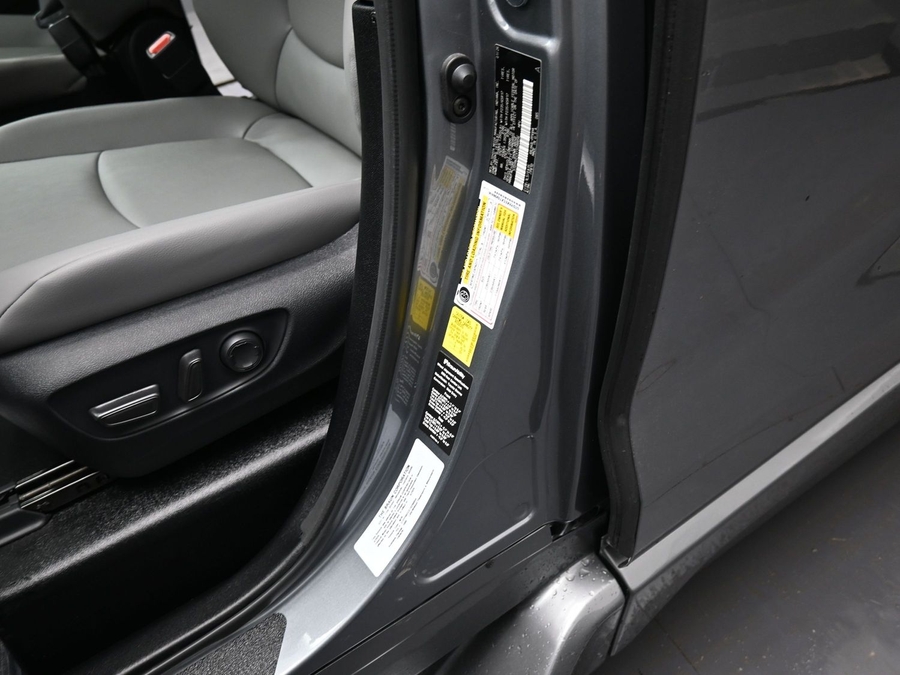 Grey Toyota Sienna image number 15