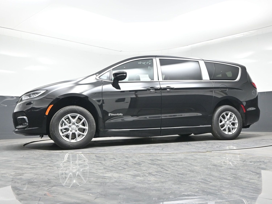 Black Chrysler Pacifica image number 20
