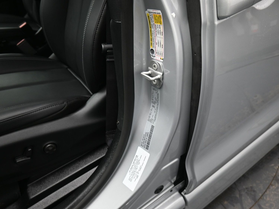 Silver Chrysler Pacifica image number 10