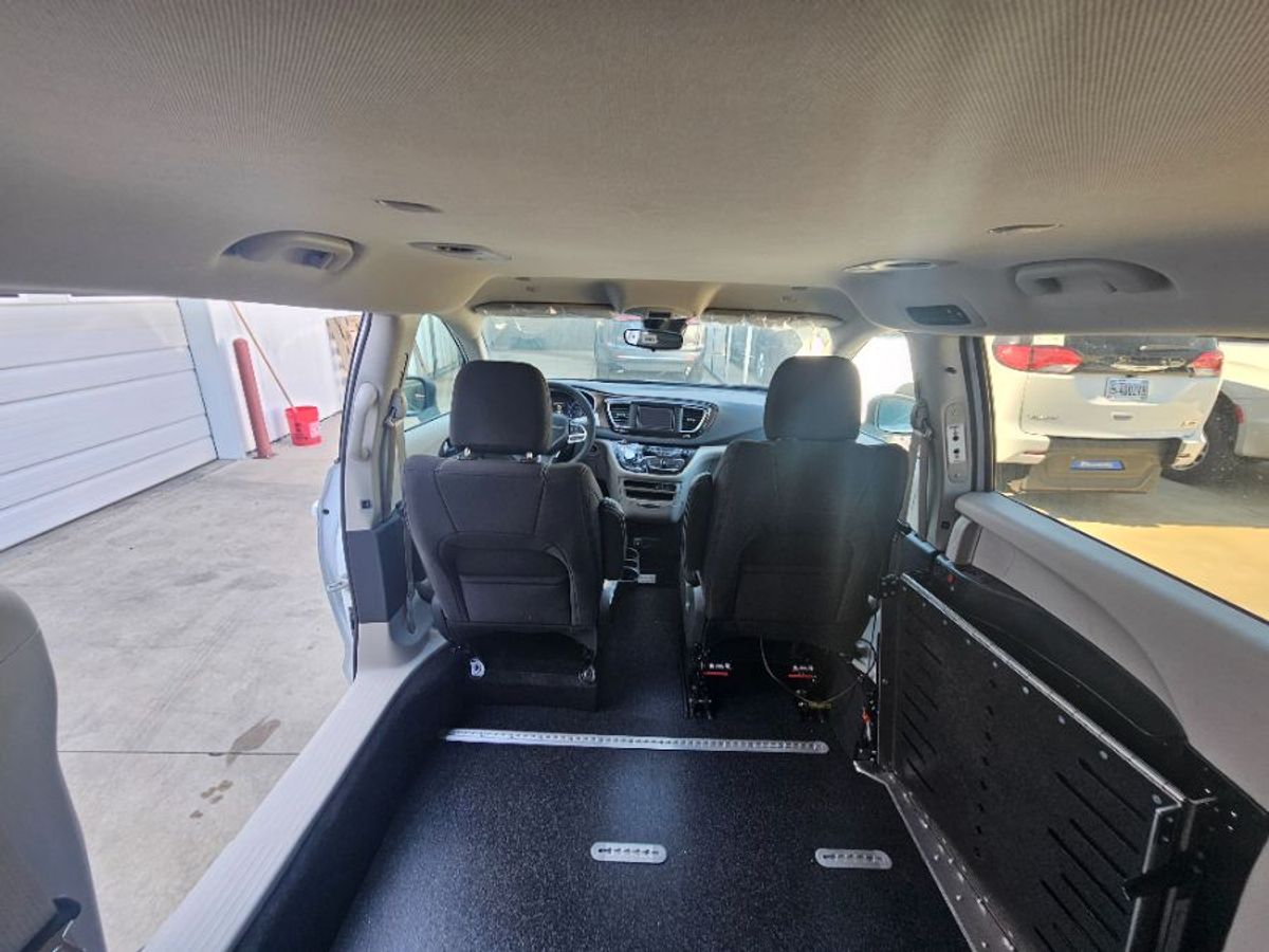 2024 CHRYSLER VOYAGER - Image 9