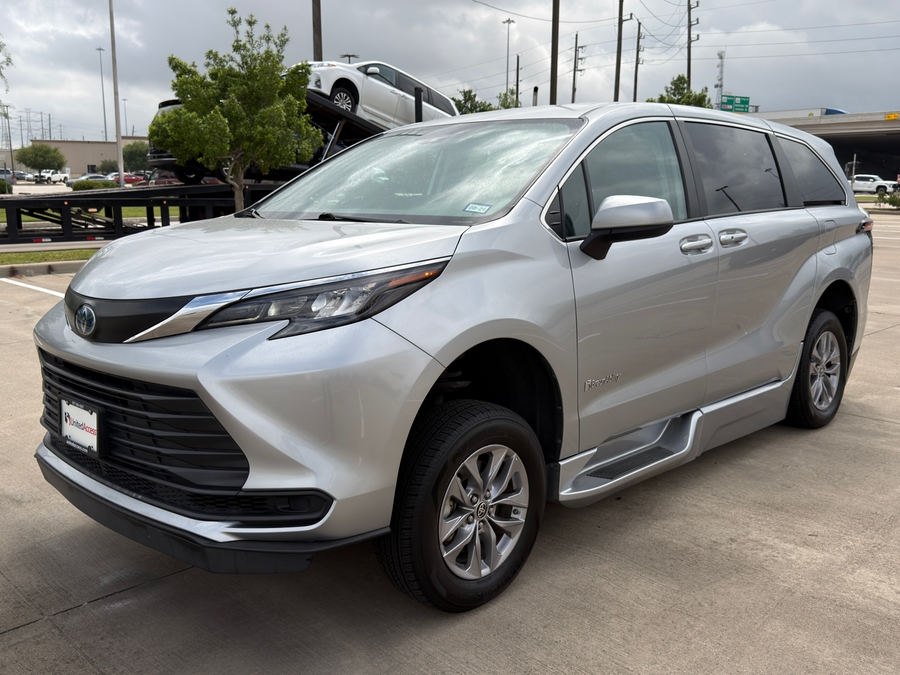 Used 2024 Toyota Sienna Hybrid LE Base - BraunAbility Side Entry Entry Fold Out Automatic Ramp