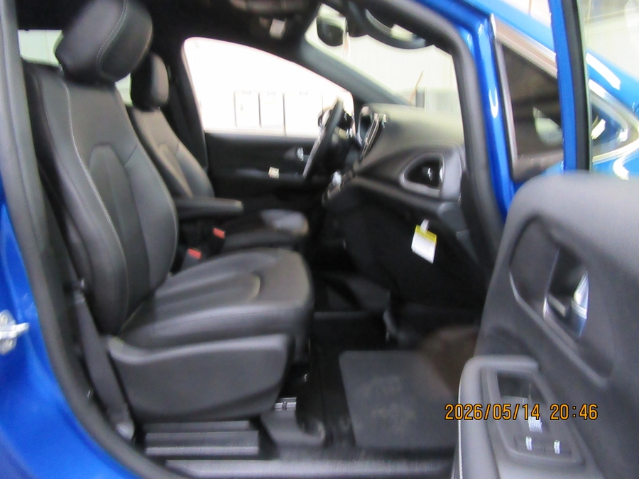 Blue Chrysler Pacifica image number 39