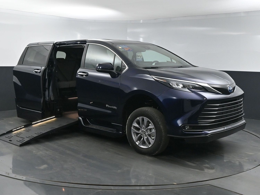 New 2025 Toyota Sienna Hybrid XLE Base - BraunAbility Side Entry Entry Fold Out Automatic Ramp