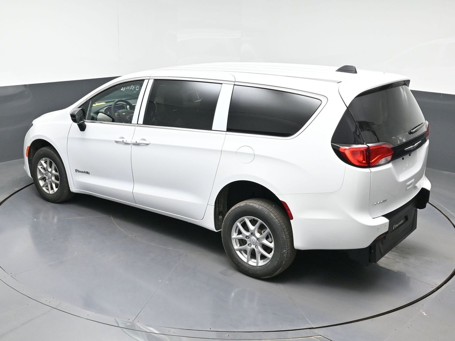 White Chrysler Voyager image number 21