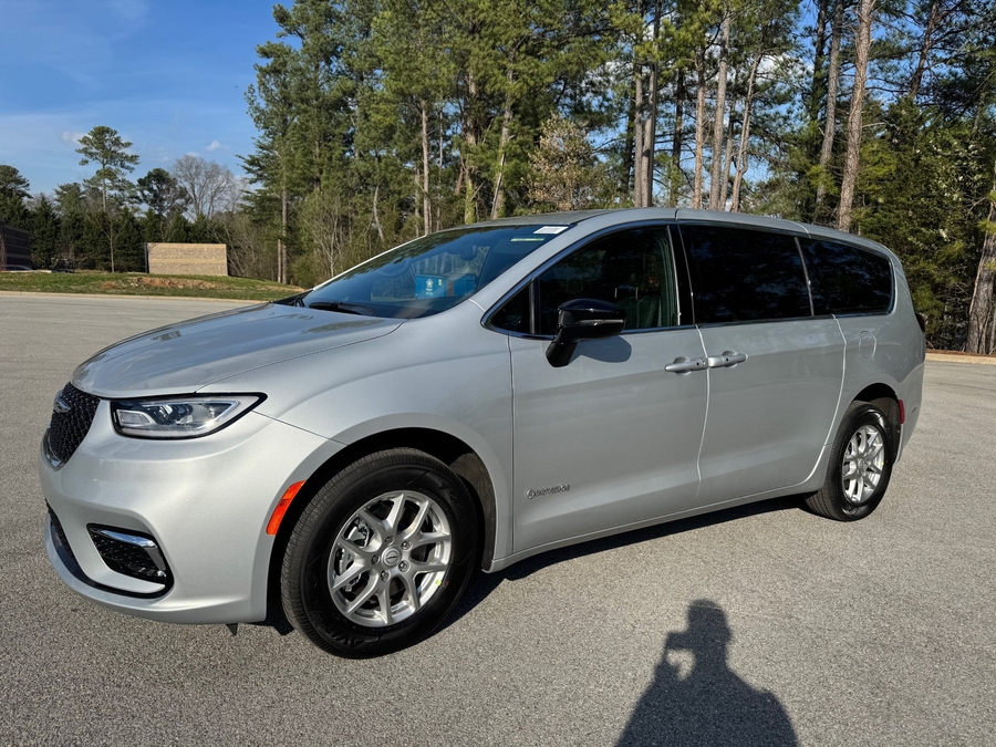 Silver Chrysler Pacifica image number 1