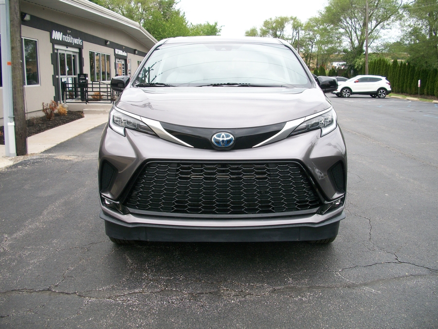 Grey Toyota Sienna image number 4