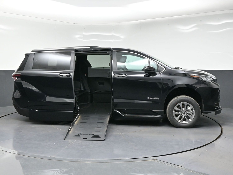 Black Toyota Sienna image number 7