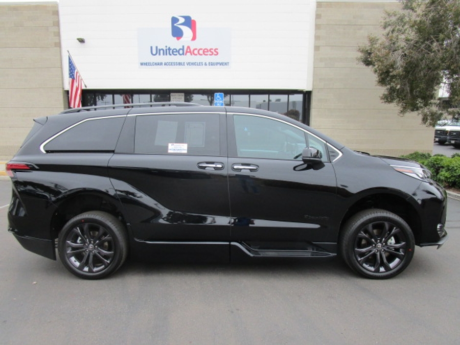 New 2025 Toyota Sienna Hybrid XSE Sport - BraunAbility Side Entry Entry In Floor Automatic Ramp