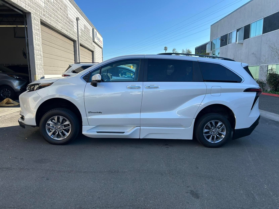 Used 2024 Toyota Sienna Hybrid XLE Plus - BraunAbility Side Entry Entry Fold Out Automatic Ramp