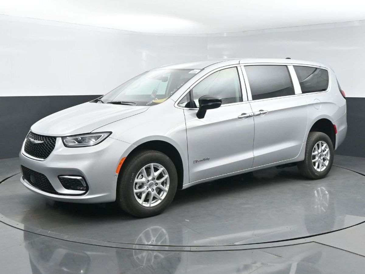 Silver Chrysler Pacifica image number 16