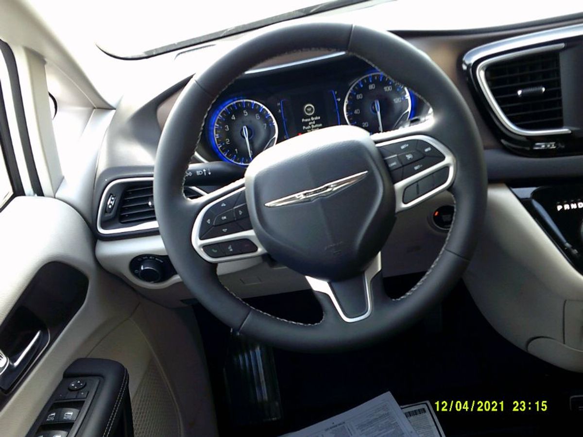 White Chrysler Voyager image number 8