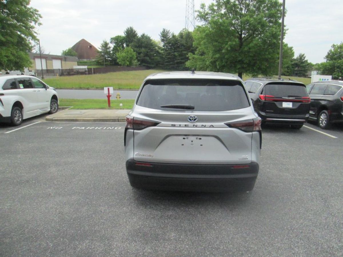 Silver Toyota Sienna image number 1