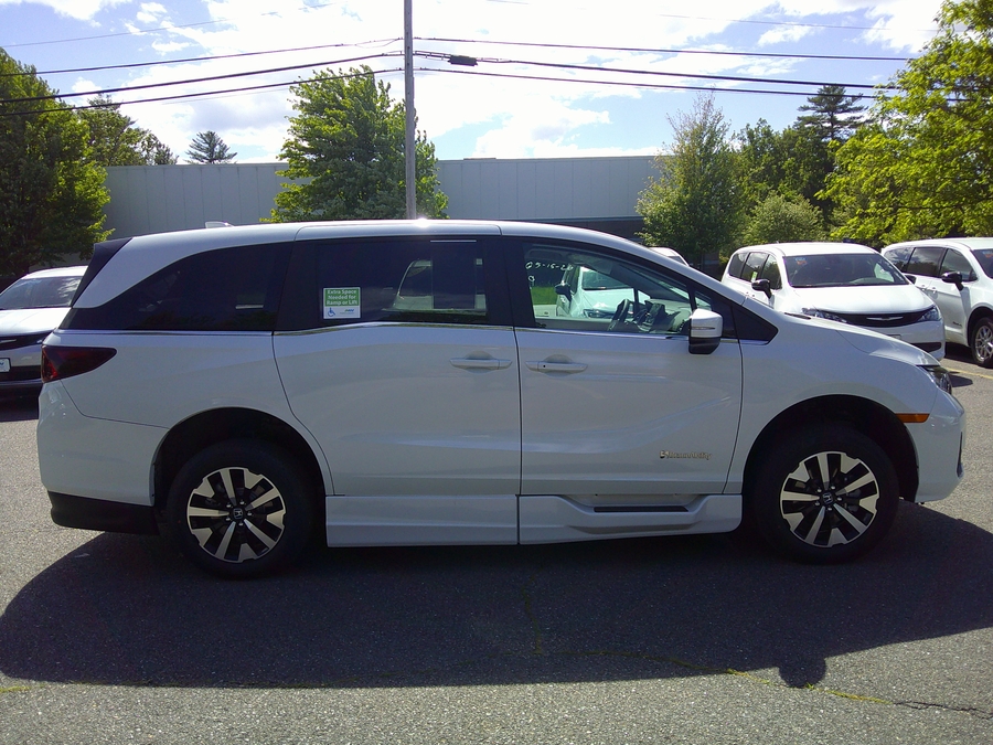White Honda Odyssey image number 9