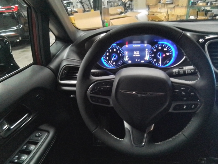 Número de imagen rojo Chrysler Pacifica 9