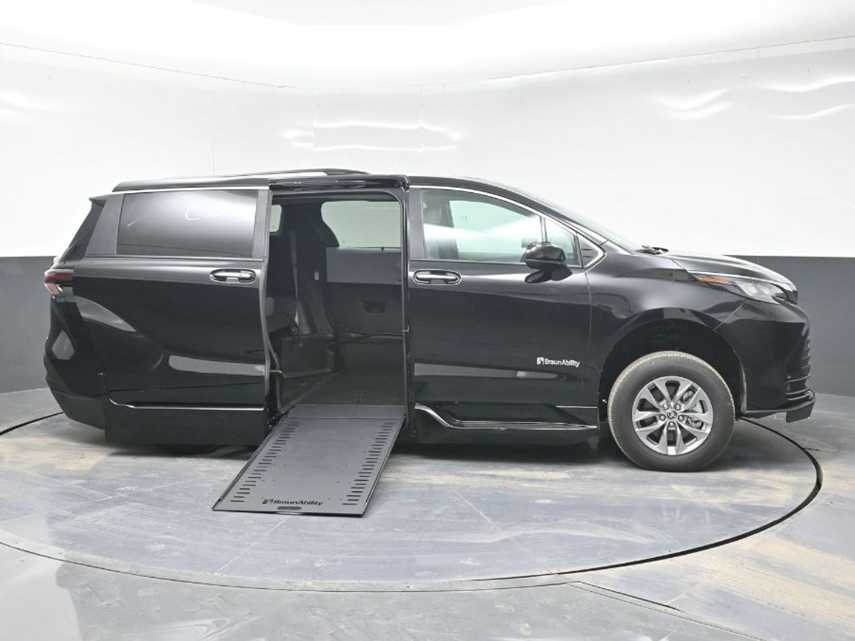 Black Toyota Sienna image number 7