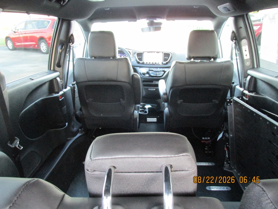 Silver Chrysler Voyager image number 9