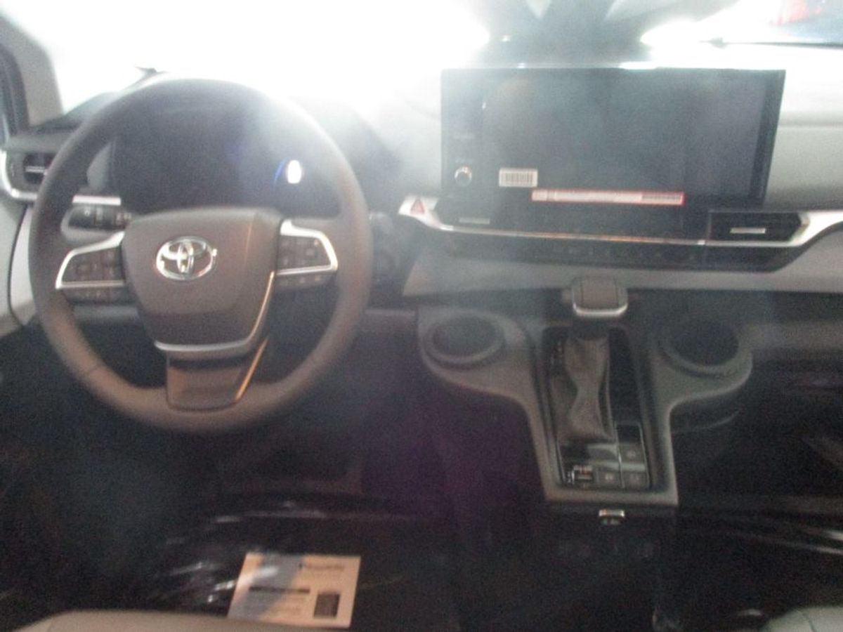 Grey Toyota Sienna image number 10