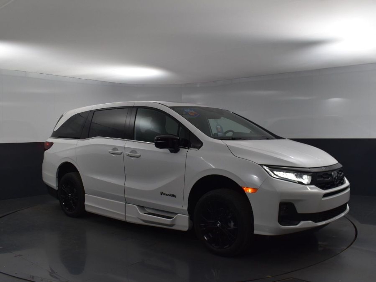 White Honda Odyssey image number 17