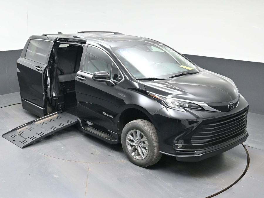 Black Toyota Sienna image number 19