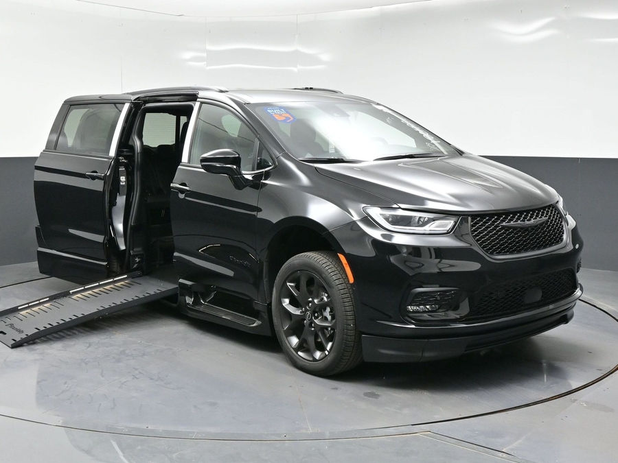 New 2026 Chrysler Pacifica Select Sport - BraunAbility Side Entry Fold Out Automatic Ramp