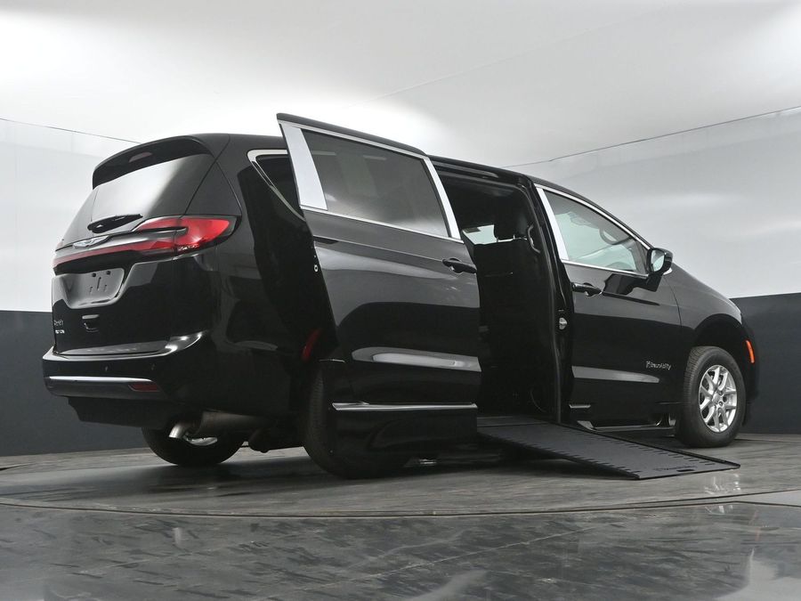 New 2025 Chrysler Pacifica Select Plus - BraunAbility Side Entry Entry In Floor Automatic Ramp