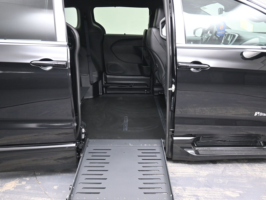 Black Chrysler Pacifica image number 11