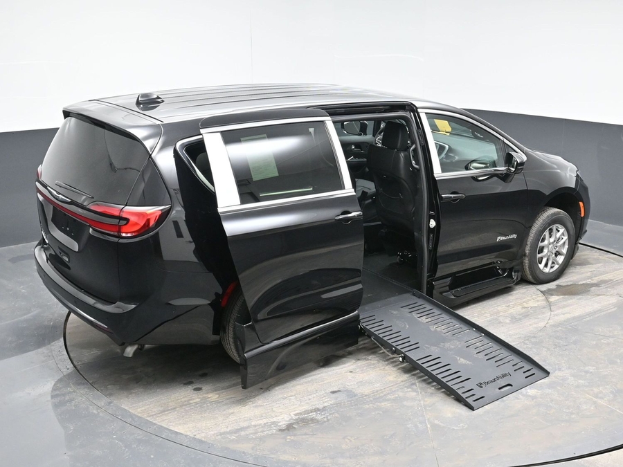 Black Chrysler Pacifica image number 19